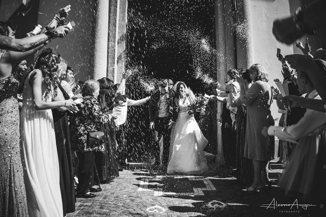 Alessio Arrigoni fotografie e video matrimonio coppia di sposi all'uscita dalla chiesa