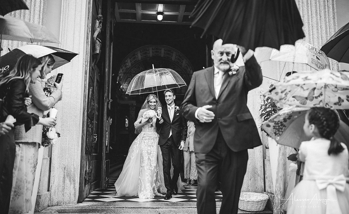 Fotografia di matrimonio sul Lago di Como coppia di sposi all'uscita dalla chiesa Fotografia di matrimonio sul Lago di Como coppia di sposi all'uscita dalla chiesa