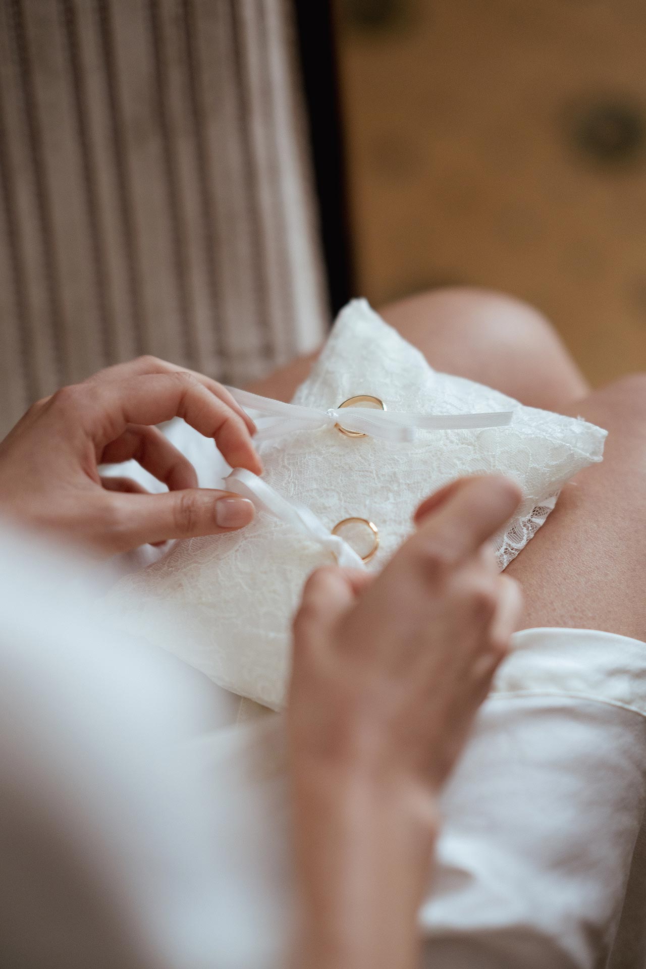 alessio-arrigoni-servizio-fotografico-matrimonio-cd-mani-sposa-fedi Alessio Arrigoni servizio fotografico matrimonio C&D mani della sposa e fedi