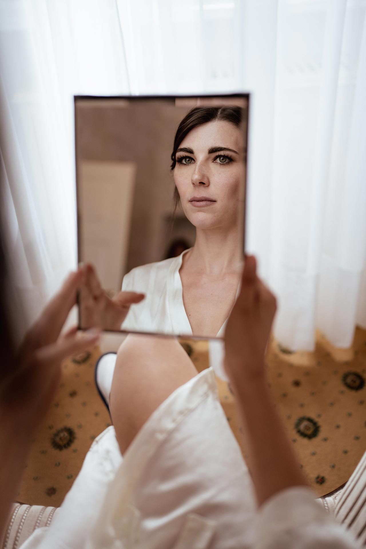 alessio-arrigoni-servizio-fotografico-matrimonio-cd-riflesso-volto-sposa-specchio Alessio Arrigoni servizio fotografico matrimonio C&D riflesso del volto della sposa nello specchio