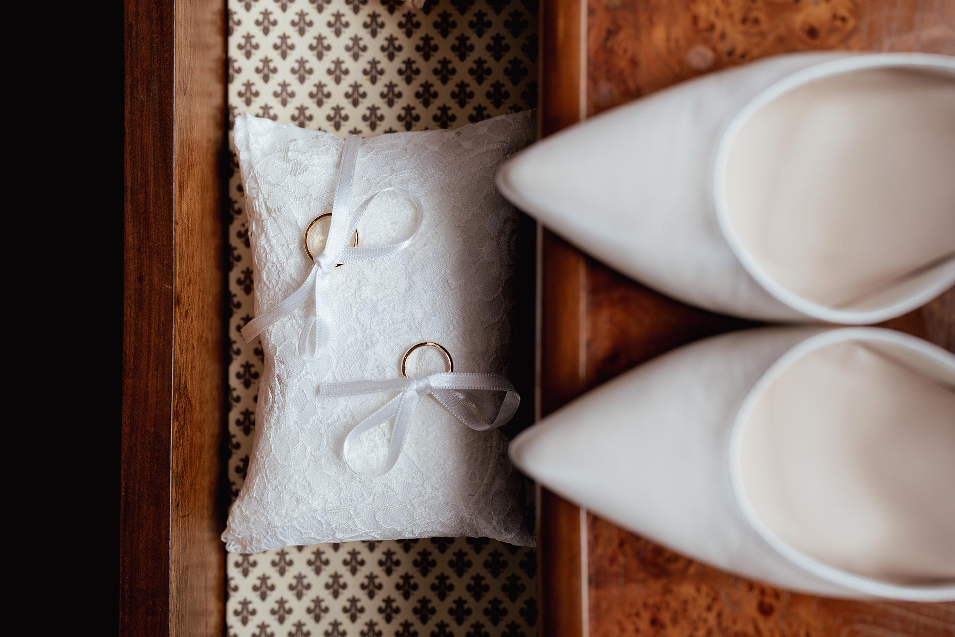 alessio-arrigoni-servizio-fotografico-matrimonio-cd-scarpe-sposa-e-fedi Alessio Arrigoni servizio fotografico matrimonio C&D scarpe della sposa e fedi