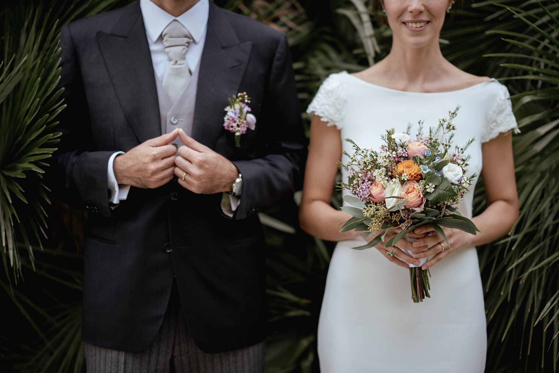 alessio-arrigoni-servizio-fotografico-matrimonio-cd-mani-sposi-e-bouquet Alessio Arrigoni servizio fotografico matrimonio C&D mani degli sposi e bouquet