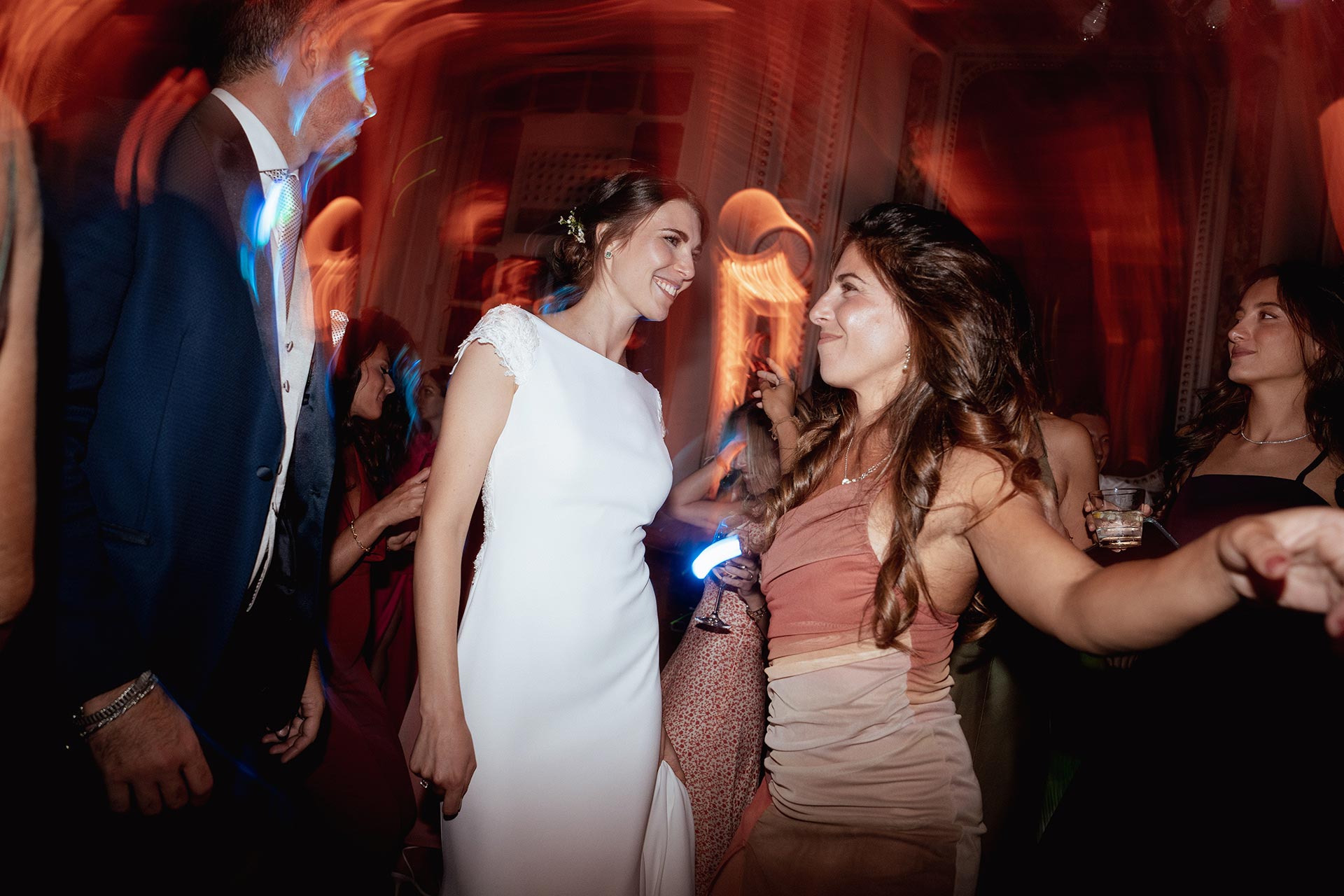 alessio-arrigoni-servizio-fotografico-matrimonio-cd-sposa-e-invitata-durante-i-balli Alessio Arrigoni servizio fotografico matrimonio C&D sposa e invitata durante i balli